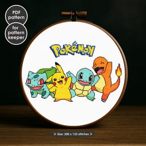 Op de afbeelding: Een borduurring met het woord "Pokémon" in gele en blauwe pixeltekst. Daaronder staan gepixelde afbeeldingen van Bulbasaur, Pikachu, Squirtle en Charmander. De ring heeft een ronde houten lijst. De afmeting is 200 x 133 steken.