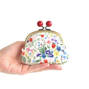 赤いアクリルボールが付いたキスロックフレームの財布、春の庭、チューリップ、白、赤、マルチ、花柄の財布、小銭入れ、留め金財布、小銭入れ