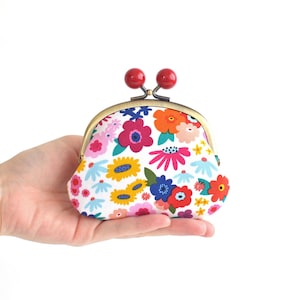 赤いアクリルボールが付いたキスロックフレームの財布、モダンでレトロな花、ポップ、ホワイト、マルチ、花柄財布、小銭入れ、留め金財布、ハンドメイド