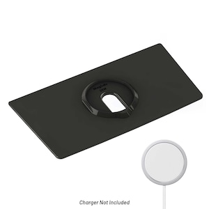 Puede incluir: Un soporte de carga rectangular negro con un área de carga circular y una base de carga blanca. El soporte tiene el texto "Magsafe 25W". El texto "Cargador no incluido" está en la parte inferior.