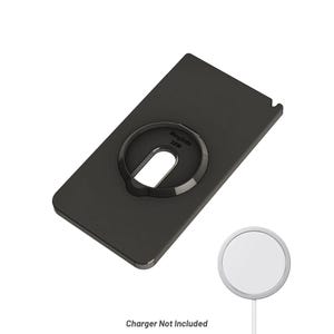 Könnte beinhalten: Eine schwarze, rechteckige Handyhülle mit einer kreisförmigen MagSafe 25W-Aussparung in der Mitte. Ein separates, weißes, kreisförmiges kabelloses Ladegerät befindet sich unter der Hülle. Der Text Charger Not Included steht unten.