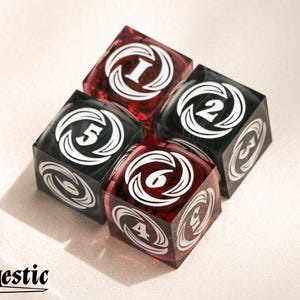 Op de afbeelding: Vier vierkante dobbelstenen met witte cijfers en wervelende ontwerpen op elke kant. Twee dobbelstenen zijn zwart en twee zijn rood. De cijfers 1, 2, 3, 4, 5 en 6 zijn zichtbaar. Het woord "Mageistic" staat onderaan.