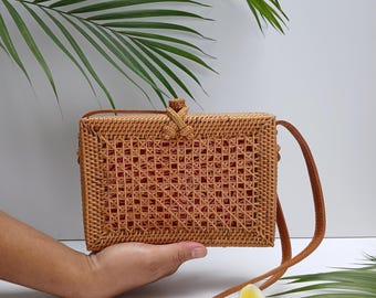 Borsa a tracolla in rattan e erba Ata intrecciata a mano: stile boho estivo