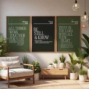 Puede incluir: Tres cuadros rectangulares en marcos de madera con tipografía blanca sobre fondos verde oscuro y negro. Las láminas muestran versículos bíblicos, incluidos Romanos 8:28, Salmos 46:10 y Proverbios 3:5-6, dispuestos horizontalmente en una pared.
