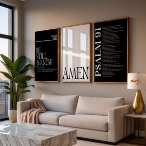 Könnte beinhalten: Ein Set aus drei gerahmten Wandbildern mit goldenen Rahmen. Das linke Bild ist schwarz mit weißem Text Psalm 46:10 Be Still & Know. Das mittlere Bild ist weiß mit dem Wort Amen. Das rechte Bild ist schwarz mit weißem Text von Psalm 91.
