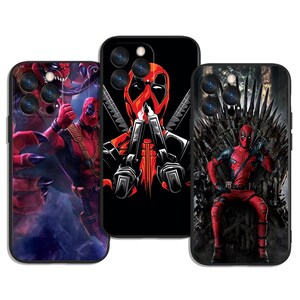 以下が含まれることがあります： デッドプールのグラフィックが描かれた3つの黒いスマートフォンケース。左のケースは爪のある生き物とデッドプール、中央は2丁の煙を吹く銃を持つデッドプール、右は剣の玉座に座るデッドプールがデザインされています。