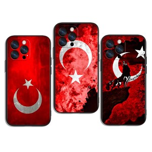 以下が含まれることがあります： 赤と白のトルコ国旗のデザインの携帯電話ケース3つ。ケースには三日月と星のシンボルが描かれています。1つのケースには、月に吠えるオオカミのシルエットがあります。