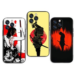 Può includere: Tre custodie per telefono con design di ispirazione giapponese. Una custodia presenta una donna con una spada e accenti rossi. Un'altra ha la silhouette di un guerriero samurai contro un sole rosso. La terza custodia mostra un guerriero samurai in armatura.