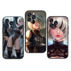 Op de afbeelding: Drie telefoonhoesjes met anime-achtige illustraties van een vrouw met kort wit haar en zwarte kleding. De hoesjes hebben een zwarte rand en een glanzende afwerking. Het kunstwerk toont het personage in verschillende poses en close-up portretten.