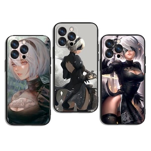 Può includere: Tre custodie per telefono con illustrazioni in stile anime di un personaggio con capelli bianchi e una benda sugli occhi. Le custodie hanno bordi neri e mostrano il personaggio in varie pose, evidenziando il suo abbigliamento.