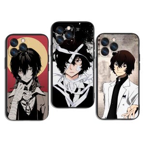 Può includere: Tre custodie per telefono con disegni di personaggi anime. Le custodie presentano illustrazioni di un personaggio con i capelli neri e vari abiti. Gli sfondi includono un design rosso e giallo, un design in bianco e nero e un design in carta vintage.