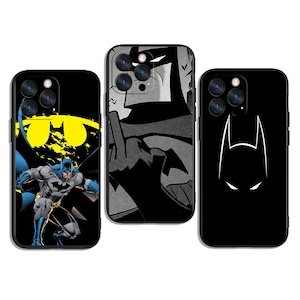 Może przedstawiać: Trzy czarne etui na telefon z motywami Batmana. Jedno etui ma żółty symbol nietoperza z komiksową ilustracją Batmana. Inne etui ma czarno-biały obraz w stylu komiksowym. Trzecie etui ma biały symbol nietoperza.