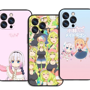 Puede incluir: Tres fundas para teléfono con diseños de personajes de estilo anime. Una funda es rosa con un personaje de pelo blanco y texto japonés. La segunda funda tiene un patrón repetido de un personaje de pelo verde. La tercera funda es azul y rosa con dos personajes y texto japonés.