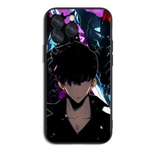 以下が含まれることがあります： 黒い携帯電話ケース。アニメスタイルのイラストが特徴です。黒髪と紫色の目を持つキャラクターが、紫と青の色合いの背景に描かれています。ケースは光沢のある仕上がりです。