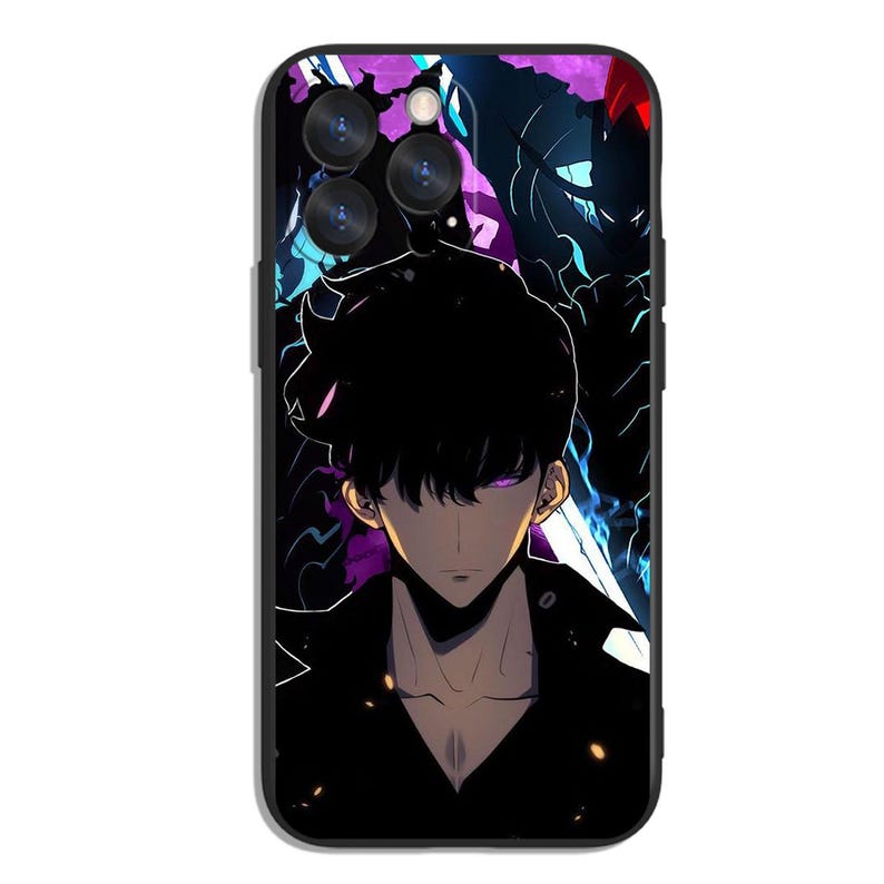 以下が含まれることがあります： 黒い携帯電話ケース。アニメスタイルのイラストが特徴です。黒髪と紫色の目を持つキャラクターが、紫と青の色合いの背景に描かれています。ケースは光沢のある仕上がりです。