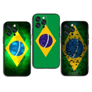 以下が含まれることがあります： ブラジル国旗をあしらった3つの携帯電話ケース。ケースには、国旗の緑、黄色、青、白の色が使われています。デザインには、ブラジル国旗のひし形、星の入った青い円、そして「Ordem e Progresso」の文字が含まれています。