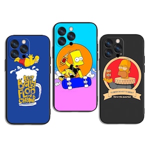 Op de afbeelding: Drie telefoonhoesjes met cartoonontwerpen. Eén blauwe hoes met een cartoonfiguur en de tekst "Beer Belly Flop Champ". Een andere met Bart Simpson op een skateboard. De derde hoes heeft Homer Simpson met de tekst "To Beer or Not to Beer? This is the Question".