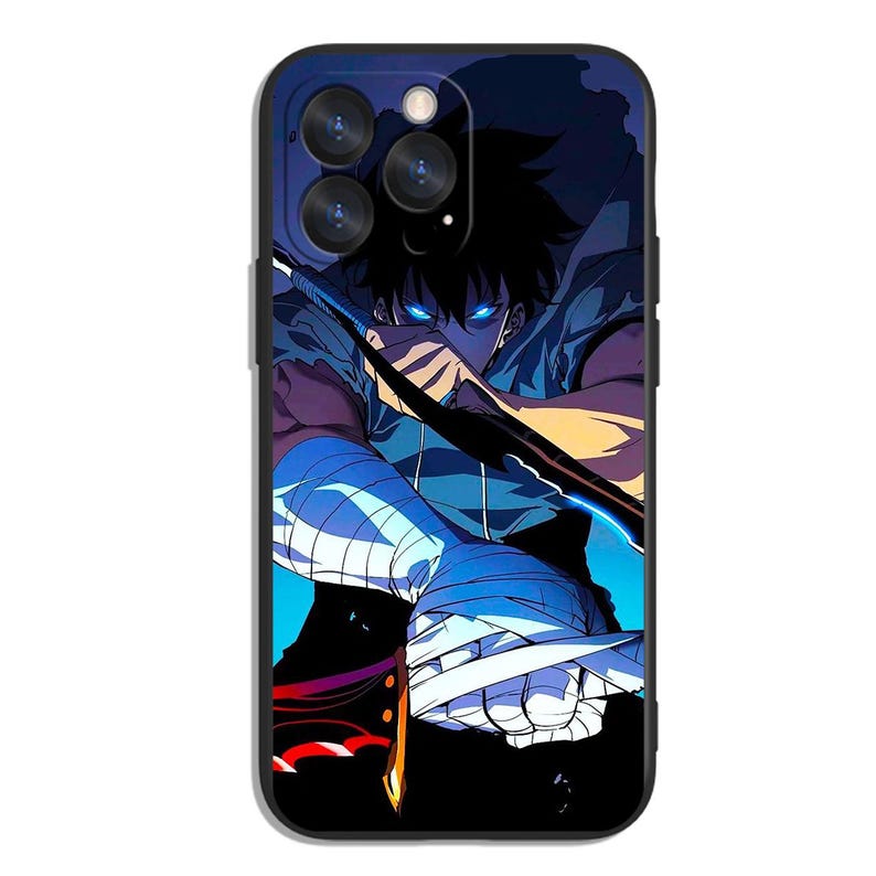 以下が含まれることがあります： 黒い携帯電話ケース。アニメスタイルのイラストが特徴です。青い光る目と剣を持つキャラクターが、濃い青と黒の背景に描かれています。ケースには黒い縁取りがあります。