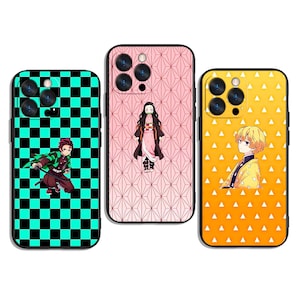 Peut inclure: Trois coques de téléphone avec des motifs de personnages de style anime. L'une présente un motif à carreaux noirs et turquoise avec une illustration de personnage. Une autre a un motif géométrique rose avec une illustration de personnage. La troisième a un dégradé jaune avec une illustration de personnage.