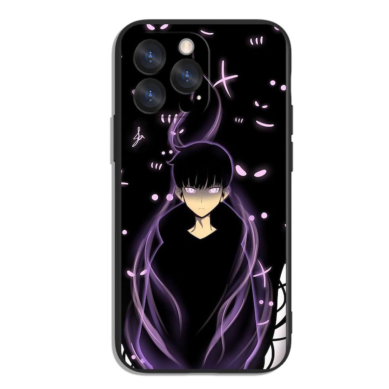 以下が含まれることがあります： 黒い携帯電話ケース。紫色のエネルギー効果を持つキャラクターのアニメスタイルのイラストが描かれています。キャラクターは黒い髪と黒い衣装で、白いアクセントのある黒い背景に設定されています。