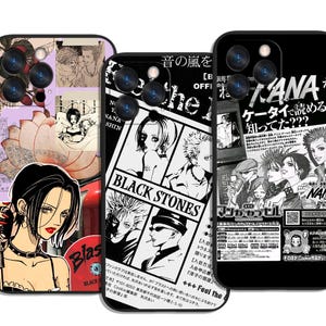 Può includere: Tre custodie per telefono con illustrazioni in stile manga. Le custodie mostrano immagini in bianco e nero di personaggi, testo e le parole "BLACK STONES" e "NANA". Una custodia ha un design a collage con un disco rosso.
