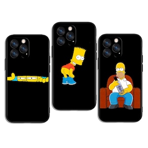 Może przedstawiać: Trzy czarne etui na telefon z postaciami z kreskówek. Jedno etui przedstawia żółtą postać z niebieskimi i żółtymi detalami. Drugie etui przedstawia Barta Simpsona w czerwonej koszuli i niebieskich szortach. Trzecie etui przedstawia Homera Simpsona na krześle trzymającego butelkę.