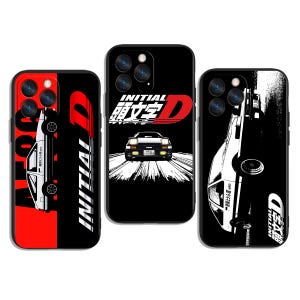 Op de afbeelding: Drie zwarte telefoonhoesjes met autodesigns. Eén hoesje heeft een rood-zwart ontwerp met een witte auto en het woord "INITIAL" in het wit. De tweede hoes heeft een autografiek met Japanse tekst.