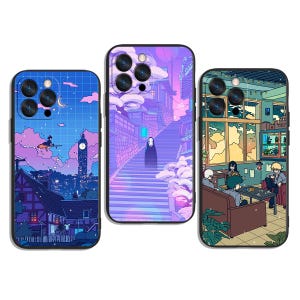 Könnte beinhalten: Drei Handyhüllen mit farbenfrohen Illustrationen im Anime-Stil. Eine Hülle zeigt eine Hexe, die nachts über eine Stadt fliegt, eine andere zeigt eine Figur auf einer Treppe und die dritte eine Cafészene.