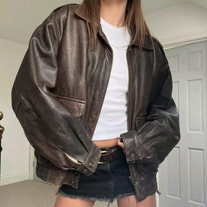 Bruin leren bomberjack uit de jaren 90: oversized motorbikerstijl