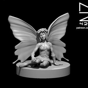May include: A grey figurine of a fairy with large butterfly wings, a floral crown, and a seated pose. The fairy is on a round base. The image includes the text "MK 4250 patreon.com/mz4250".