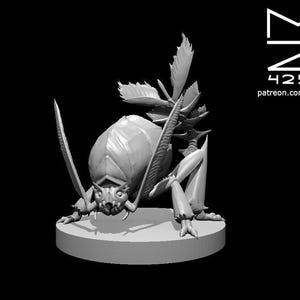 May include: A monochrome 3D-printed insect model, featuring a bulbous body and detailed, leaf-shaped elements. The insect is positioned on a circular platform. The image includes the text "MZ 4250" and a website address.