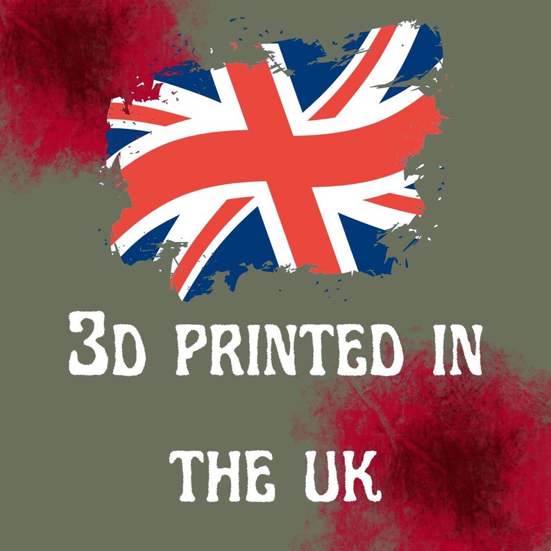 Puede incluir: Imagen con la bandera de la Union Jack en rojo, blanco y azul. El texto "3D PRINTED IN THE UK" se muestra en blanco, en negrita, sobre un fondo verde apagado, con detalles en rojo.