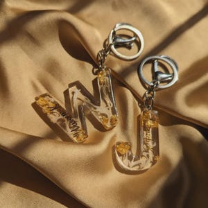 Llavero de resina con inicial y nombre personalizado – Llavero con purpurina personalizado – Regalo para ella – Llavero con letra personalizada – Dije para bolso hecho a mano