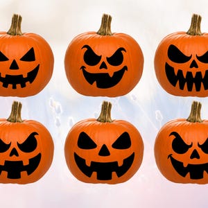 Könnte beinhalten: Sechs orangefarbene Kürbisse mit geschnitzten Halloween-Gesichtern. Jeder Kürbis hat einen anderen Ausdruck, mit schwarzen Augen, Nasen und Münder. Die Kürbisse haben braune Stiele und sind vor einem verschwommenen Hintergrund platziert.