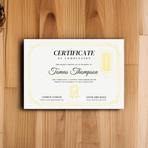 Könnte beinhalten: Eine Abschlussurkunde mit goldenen Akzenten und dem Text "CERTIFICATE OF COMPLETION" und "Tomas Thompson". Die Urkunde wird für den Abschluss eines Projektmanagement-Programms verliehen. Eine goldene 1 befindet sich oben rechts.