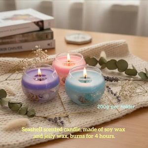 Peut inclure: Trois bougies rondes en verre allumées, de couleurs violet, rose et bleu. Chaque bougie contient des coquillages et est parfumée aux coquillages, faite de cire de soja et de gelée, et brûle pendant 4 heures. Chaque support pèse 200g.