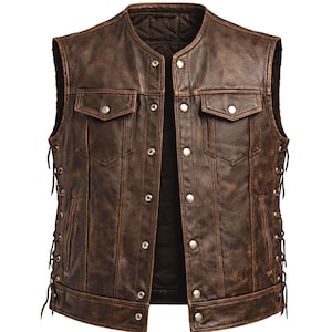 Könnte beinhalten: Braune Lederweste mit Used-Look. Sie hat eine Knopfleiste, zwei Brusttaschen und seitliche Schnürungen zur Anpassung. Die Weste hat ein gestepptes Futter und einen klassischen Biker-Stil.
