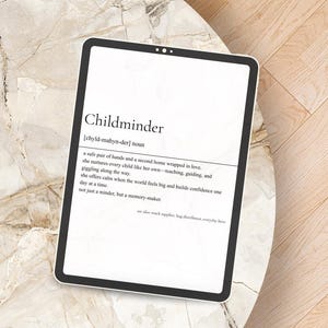 Puede incluir: Una tableta digital que muestra una definición tipo diccionario de la palabra Childminder. El texto incluye la pronunciación fonética, la clasificación como sustantivo y un párrafo descriptivo sobre el cuidado de niños, terminando con see also snack supplier, hug distributor, everyday hero.