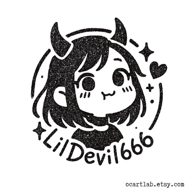 Puede incluir: Ilustraci&oacute;n en blanco y negro de un simp&aacute;tico personaje de dibujos animados con cuernos, un coraz&oacute;n y estrellas. El texto "LilDevil666" est&aacute; incluido en el dise&ntilde;o. Tambi&eacute;n es visible el nombre de la tienda Etsy "ocartlab.etsy.com".