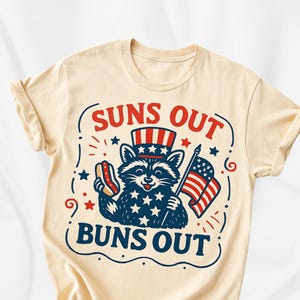 Suns Out Buns Out PNG - Clipart raton laveur du 4 juillet avec hot-dog et drapeau pour chemise, sublimation et décoration du jour de l'indépendance