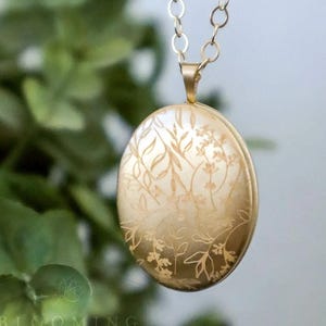 Medallón grabado con flores rellenas de oro - Patrón floral de filigrana claro u oscuro