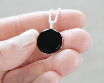 Collar con medallón de plata esterlina con esmalte negro: joyería minimalista con estilo
