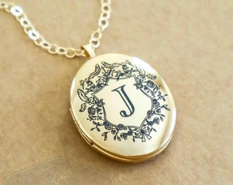 Collar con medallón dorado: monograma personalizado grabado y escudo floral