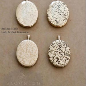 以下が含まれることがあります： 花柄の彫刻が施された4つの楕円形の金属製ペンダント。上段は光沢仕上げで、明るい彫刻と暗い彫刻があります。下段はつや消し仕上げで、明るい彫刻と暗い彫刻があります。テキストには、Polished、Brushed Matte、Light & Dark Engraving、Blooming Threadが含まれています。