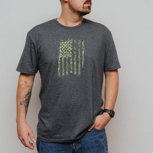 Camiseta de camuflaje con bandera estadounidense, diseño desgastado, con bandera patriótica y camuflaje, estilo vintage de inspiración militar, unisex, homenaje a veteranos, 4 de julio, EE. UU.