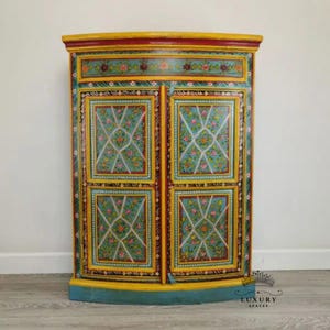 Peint en bleu marine et rouge avec façade arrondie / Rangement latéral / Armoire | Table de chevet, table d&#39;appoint, peinte à la main, grande armoire en bois/armoire vintage.