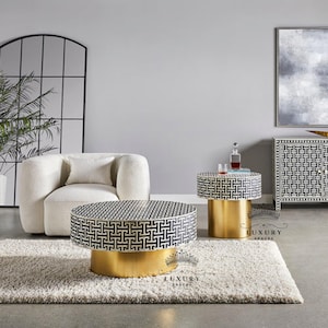 Mesa de centro com incrustações de osso feita à mão | Mesa de centro, MESA COM INCRUSTAÇÃO DE OSSO, Mesa de centro redonda, Mesa de centro preta com listras, Mesa de coquetel com incrustação de osso.