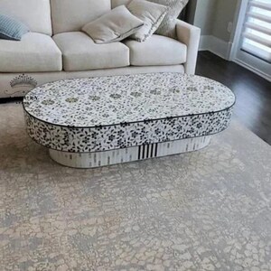 Mesa de centro moderna de lujo ovalada de madera, mesa de centro de nácar, mesa de cóctel con diseño floral, muebles con incrustaciones de nácar, mesa de té con incrustaciones de hueso.