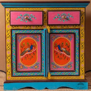 Paon indien floral peint à la main en bois armoire / rangement latéral / armoire | Table de chevet, table d&#39;appoint, peinte à la main, grande armoire en bois.