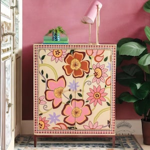 Armoire indienne en bois peinte à la main, florale, 2 portes et rangement / armoire latérale | Table de chevet, table d'appoint, peinte à la main, grande armoire en bois.